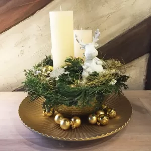 Adventskränze und Gestecke